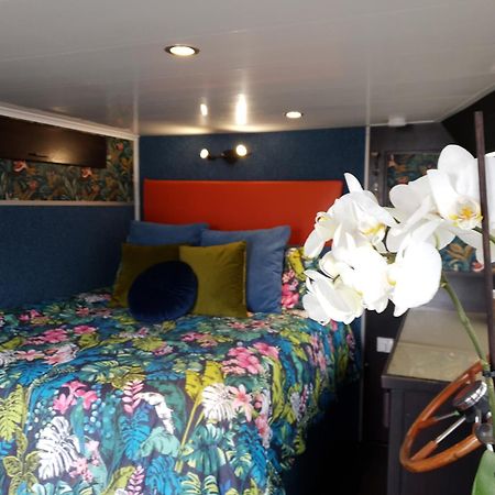 Jasmine Coral Jay Boutique Boatel Ocean Village Gibraltar Rum bild