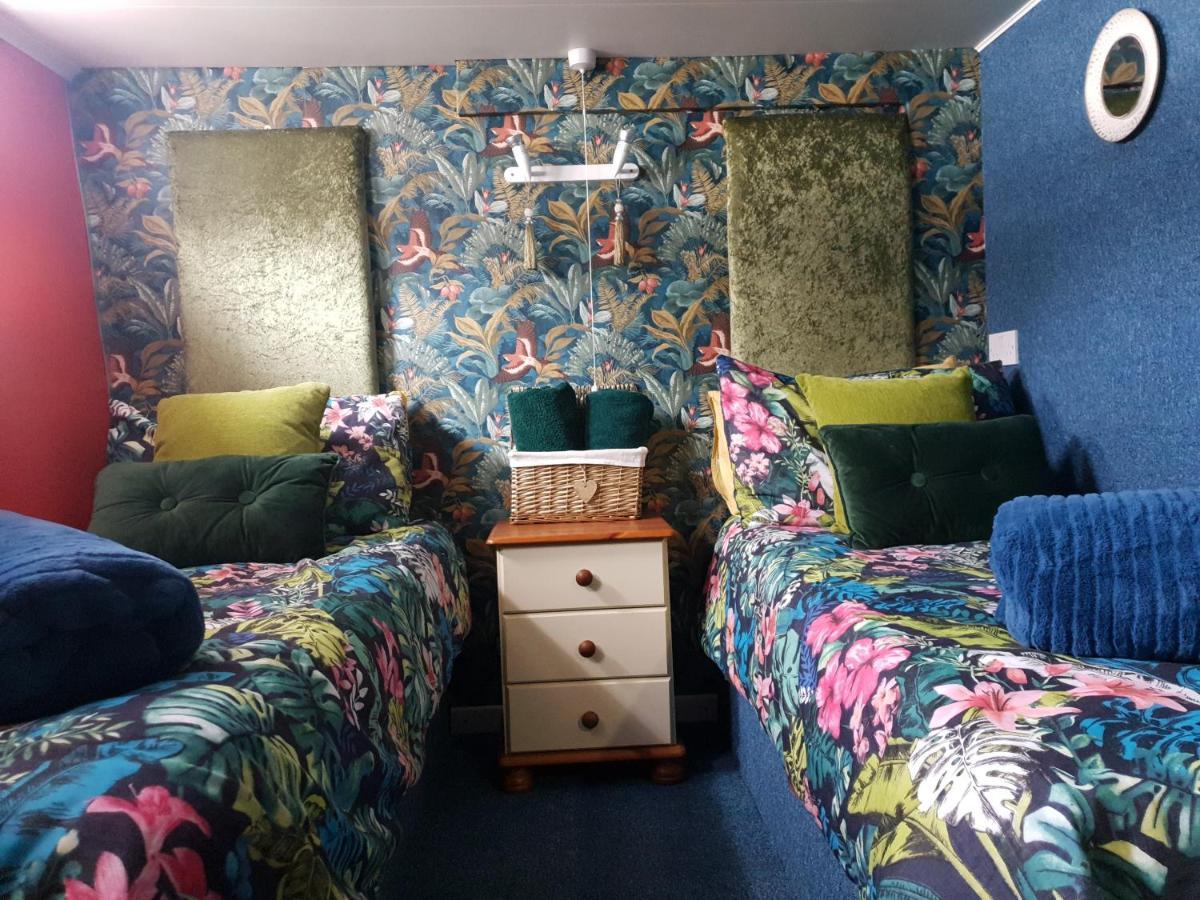 Jasmine Coral Jay Boutique Boatel Ocean Village Gibraltar Rum bild