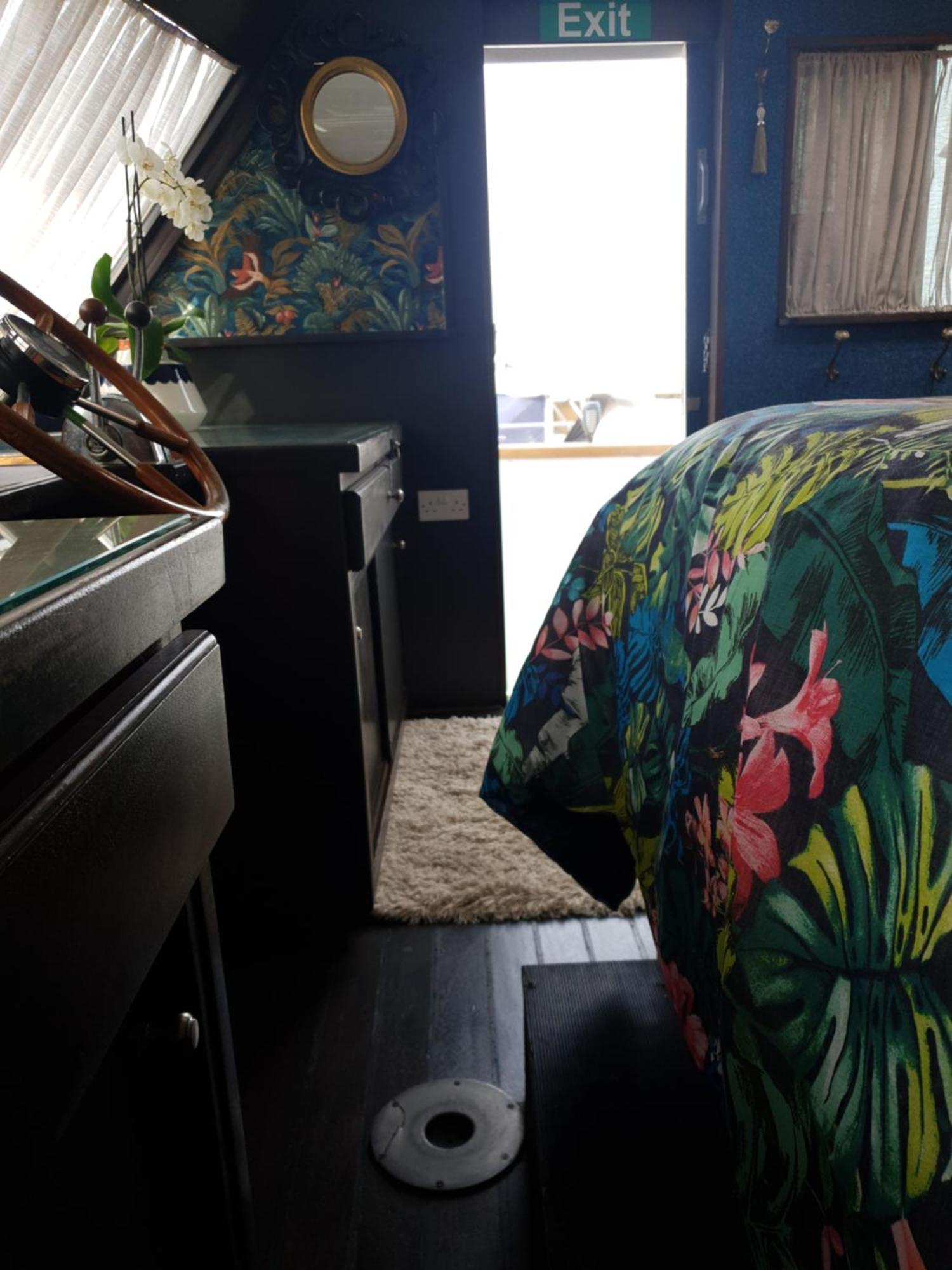 Jasmine Coral Jay Boutique Boatel Ocean Village Gibraltar Rum bild