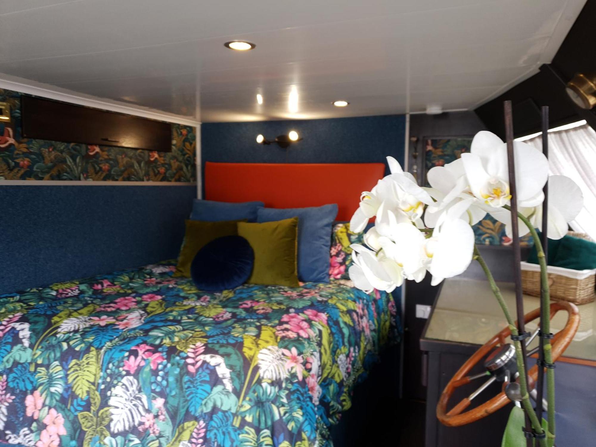 Jasmine Coral Jay Boutique Boatel Ocean Village Gibraltar Rum bild