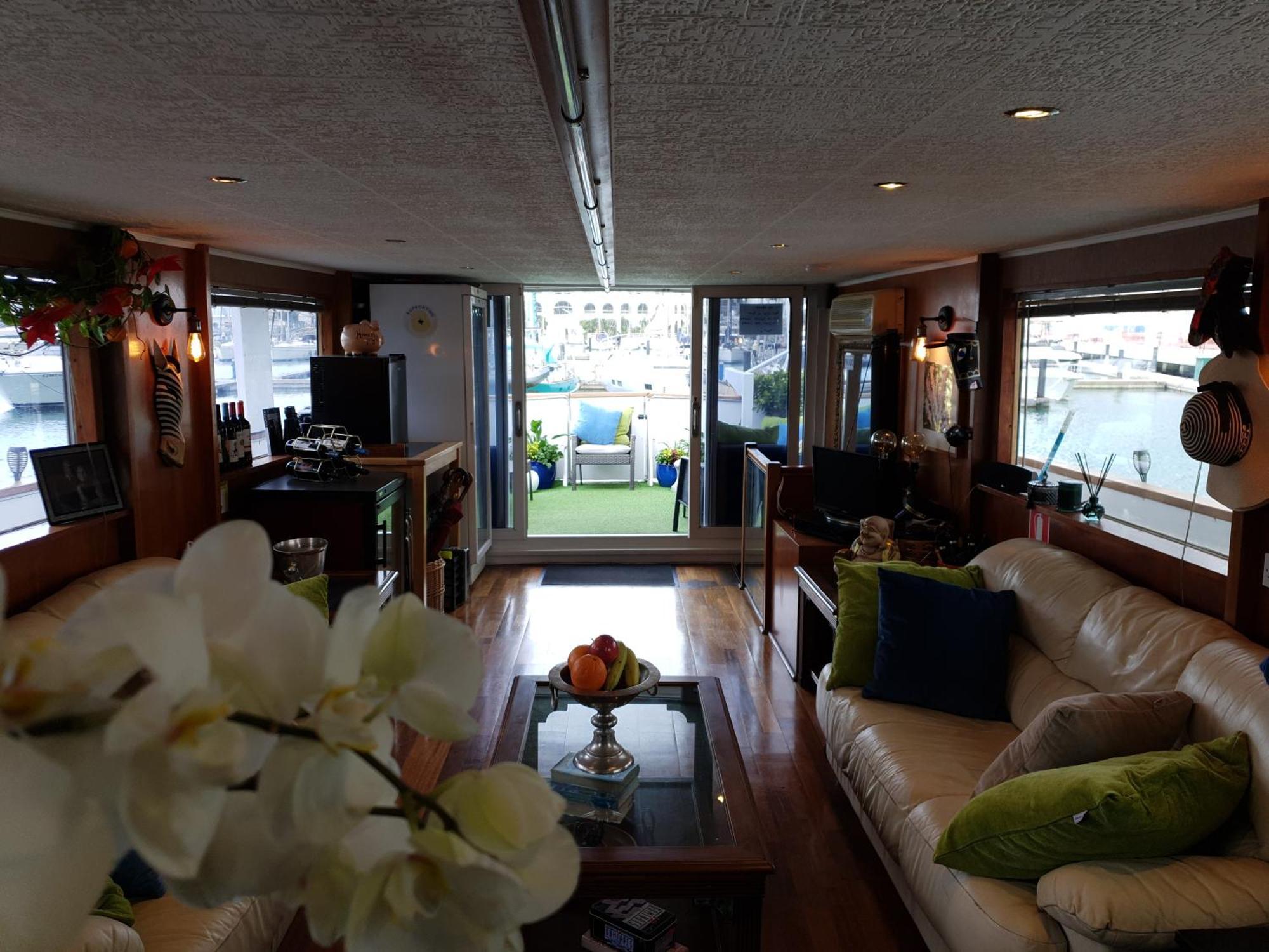 Jasmine Coral Jay Boutique Boatel Ocean Village Gibraltar Rum bild