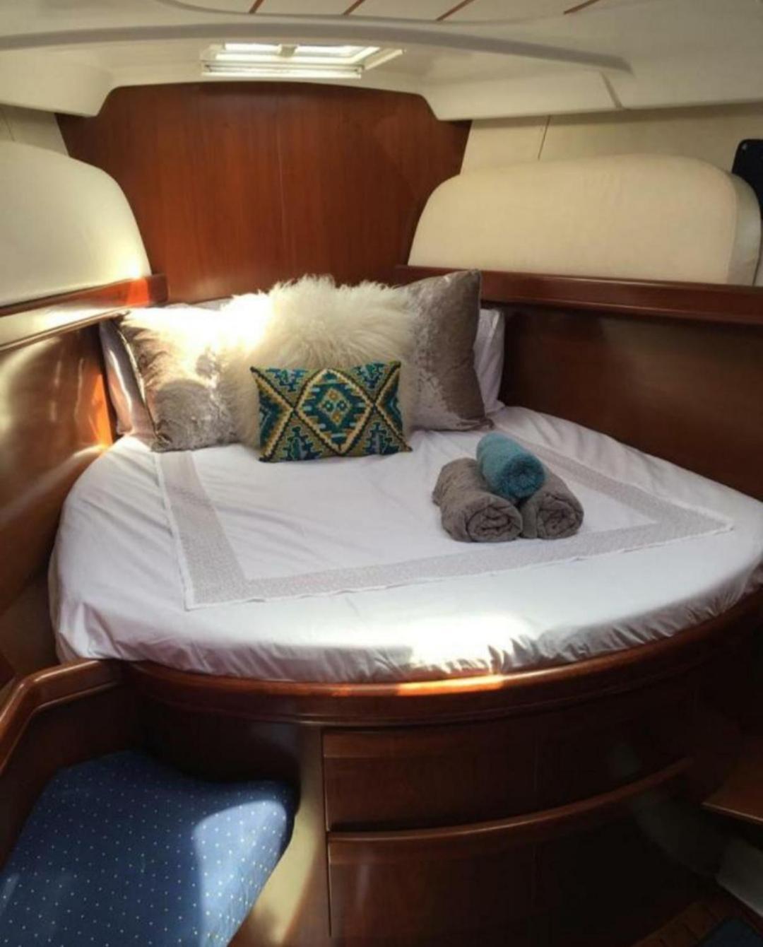 Jasmine Coral Jay Boutique Boatel Ocean Village Gibraltar Rum bild