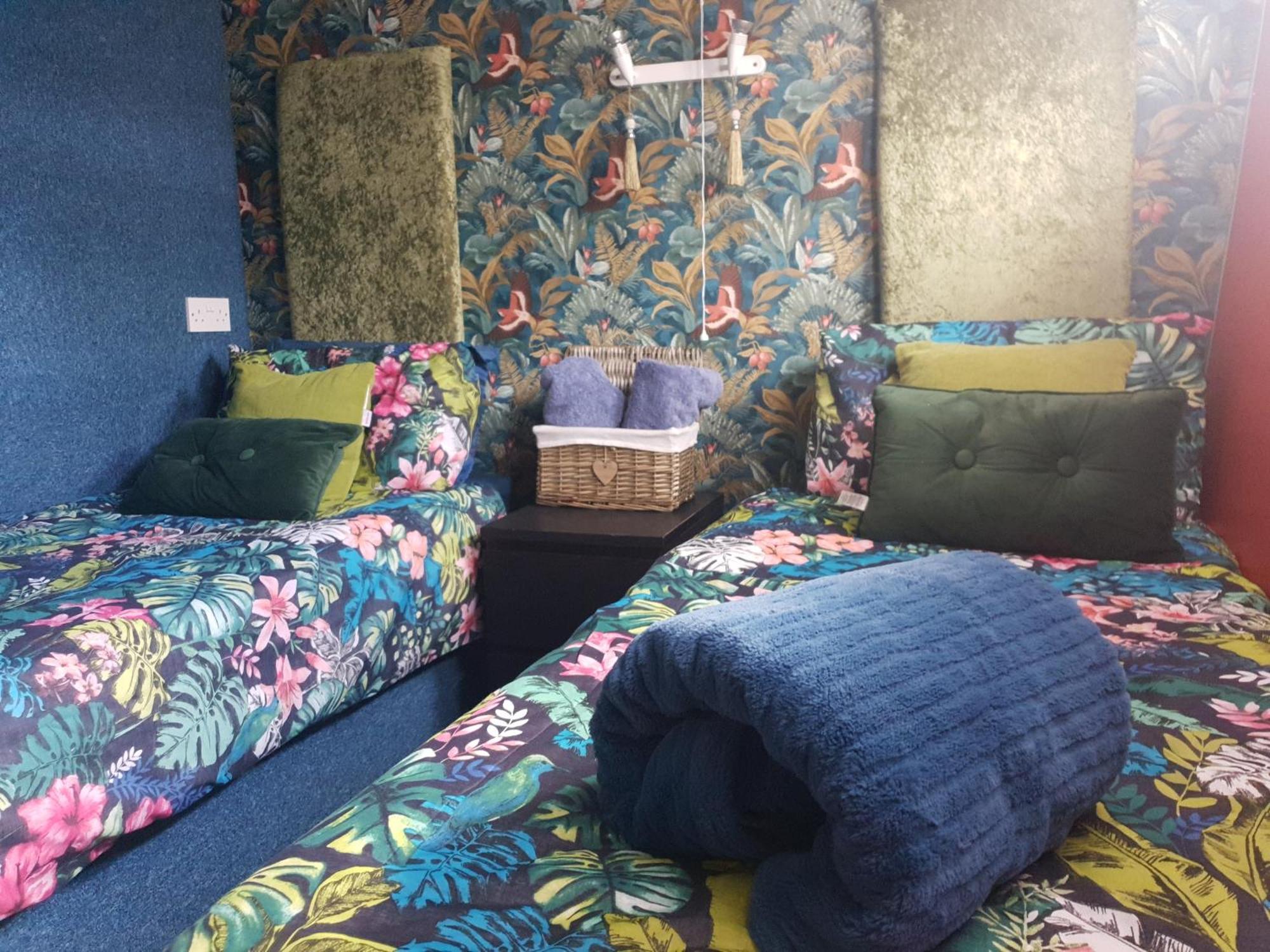 Jasmine Coral Jay Boutique Boatel Ocean Village Gibraltar Rum bild